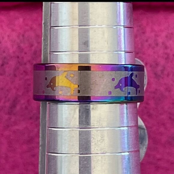 NWT Beautiful Stainless Steel Iridescent Rainbow Dolphin Ring Sz 8.5 - Picture 4 of 6